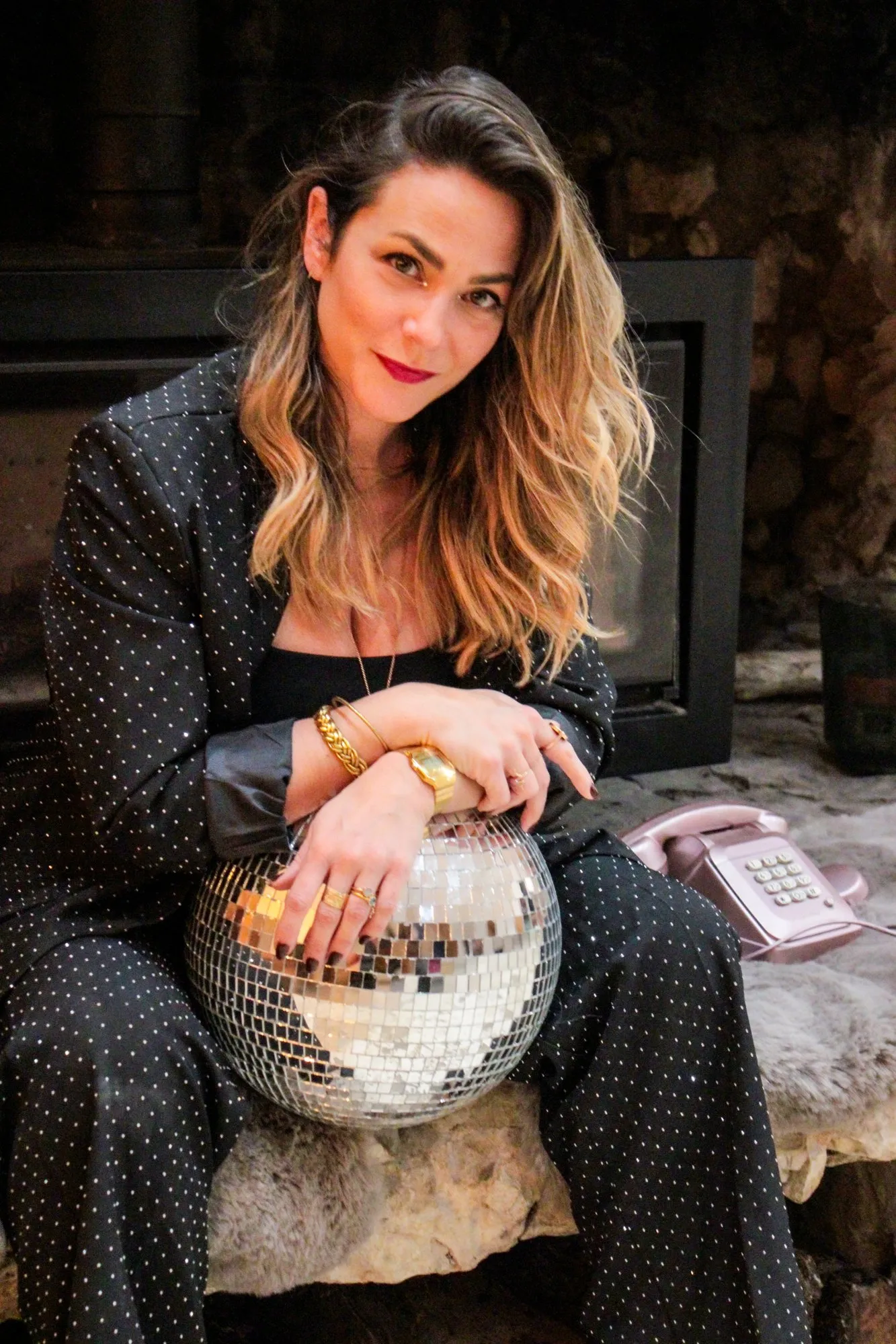 Vic, fondatrice de Glitt'Her, avec une boule à facettes